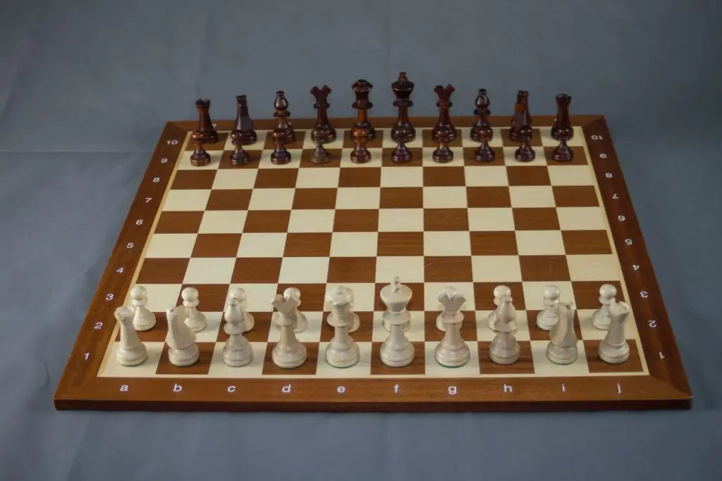 How many chess pieces are in a set