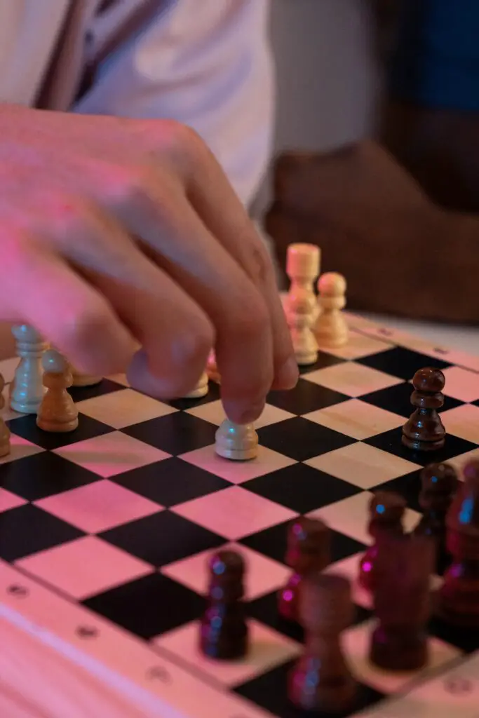 Which chess pieces never move diagonally