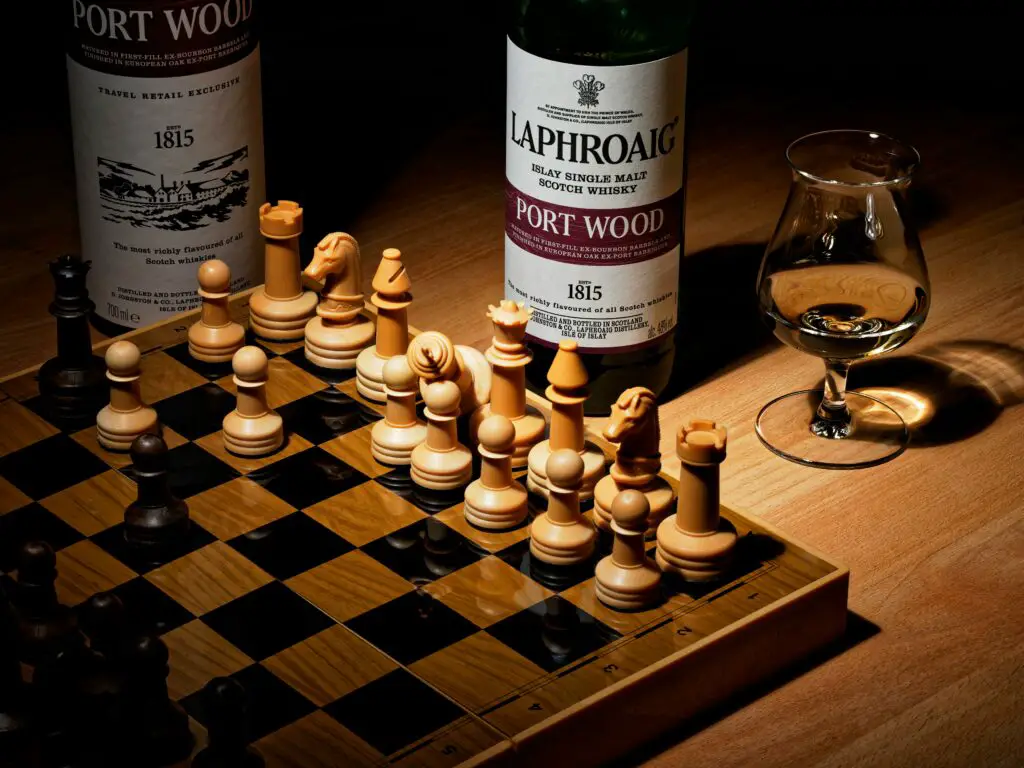 queen vs king chess piece