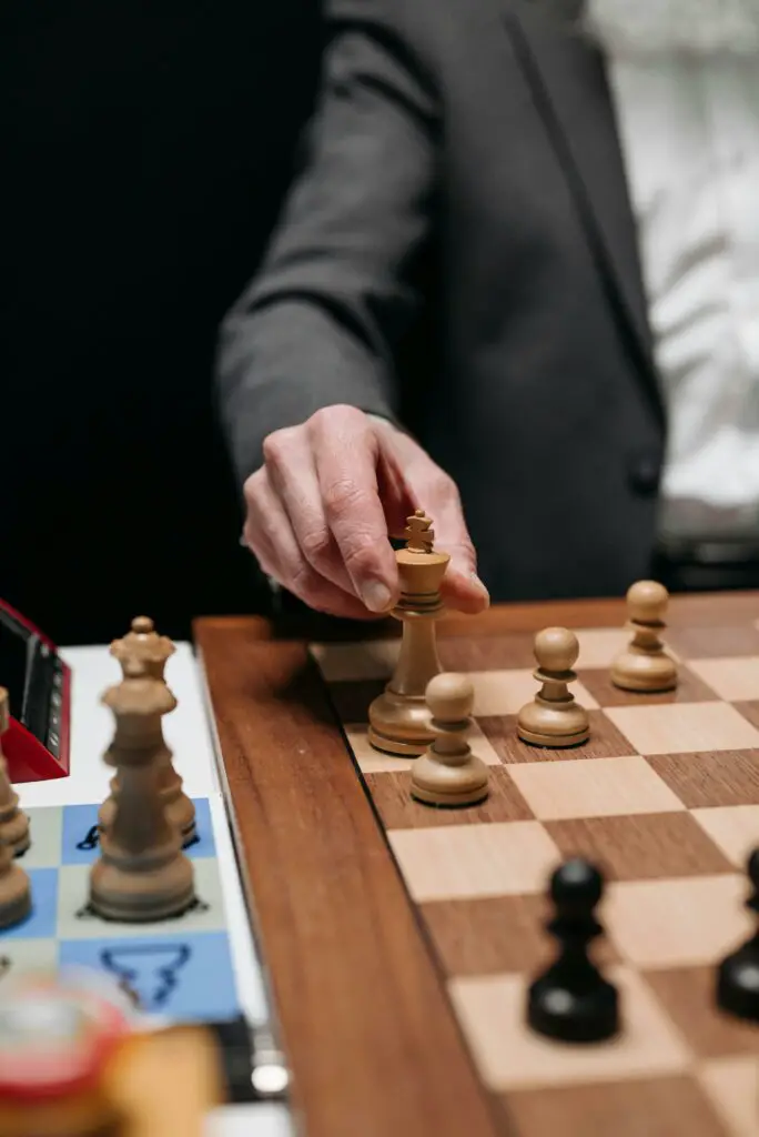 queen vs king chess piece
